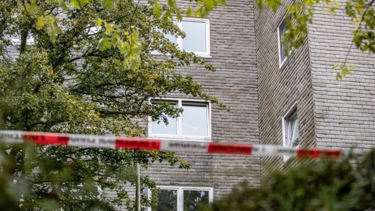 Aufnahmen zeigen das Wohnhaus in Solingen, in dem sich die schreckliche Tragödie zugetragen haben soll.