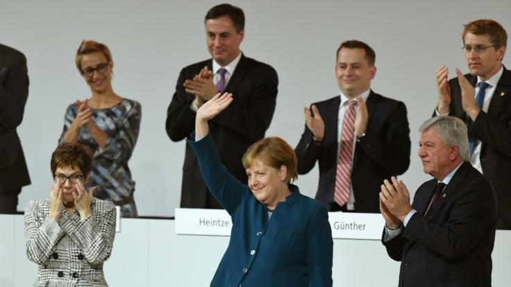 Der CDU-Parteitag in Hamburg hat Angela Merkel nach 18 Jahren als Parteivorsitzende zum Abschied mit einem knapp zehn Minuten langen stehenden Applaus gedankt.