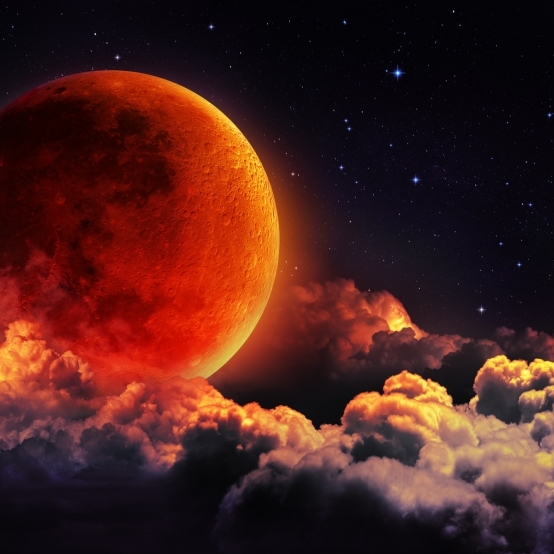 Erdbeermond! Roter Mond erhellt die kürzeste Nacht des Jahres