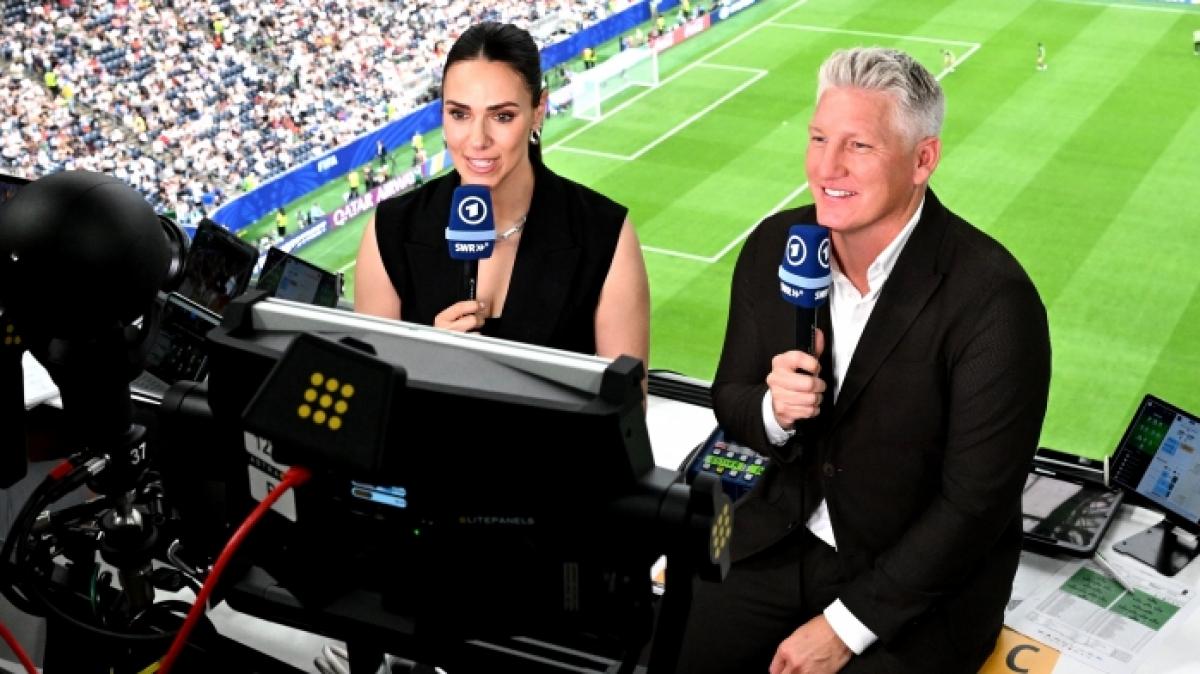 Esther Sedlaczek und Bastian Schweinsteiger bilden das ARD-WM-Duo. (Foto)