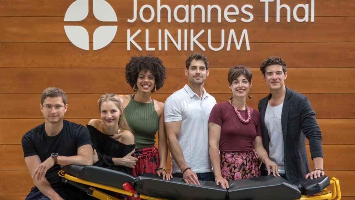 Stefan Ruppe (l., als Elias B&auml;hr) mit seinem Team aus "In aller Freundschaft - Die jungen &Auml;rzte". (Foto)