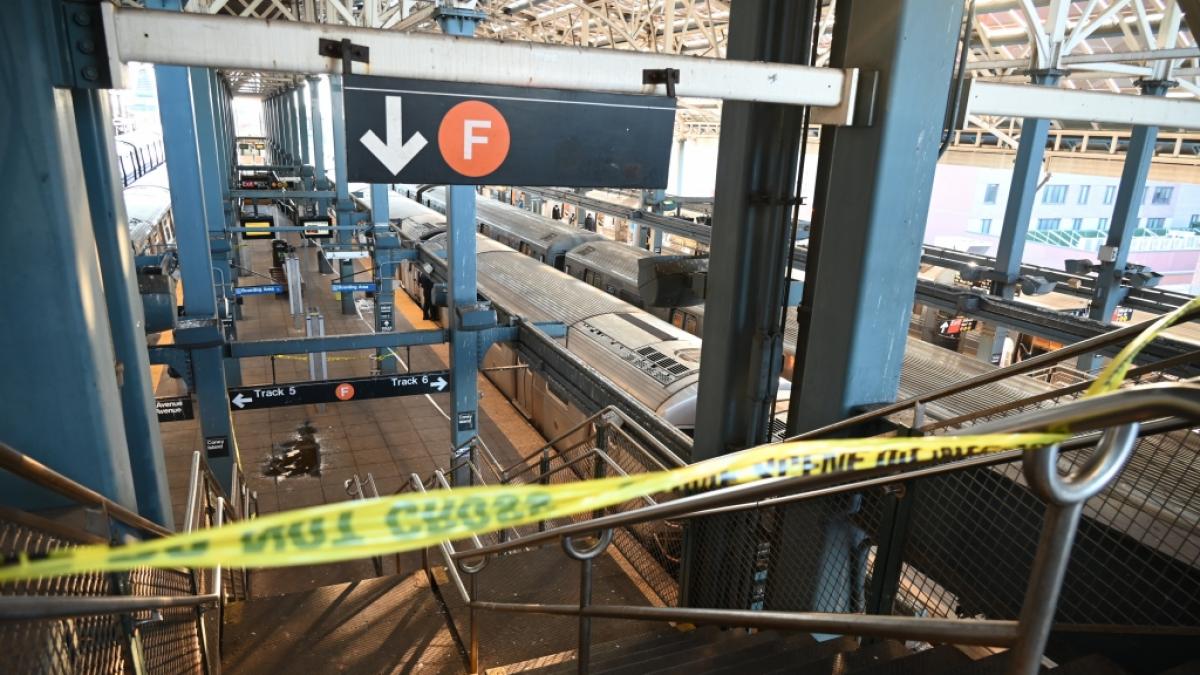 Eine schlafende Frau ist in der New Yorker U-Bahn in Brand gesetzt worden und kurz darauf gestorben. (Foto)
