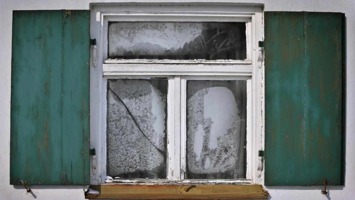 Eisblumen bilden sich an einem alten Fenster. (Symbolbild) (Foto)