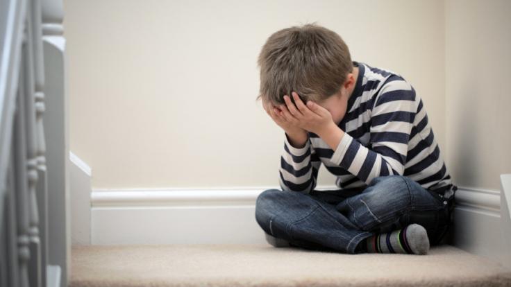 Die Vormünder eines kleinen Jungen sollen ihn zu Tode gequält haben. (Symbolbild)