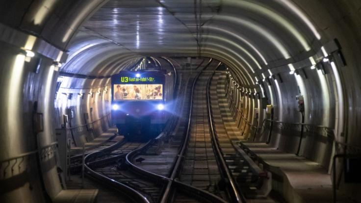 In Nürnberg wurde ein Mann vor eine U-Bahn gestoßen und lebensgefährlich verletzt.