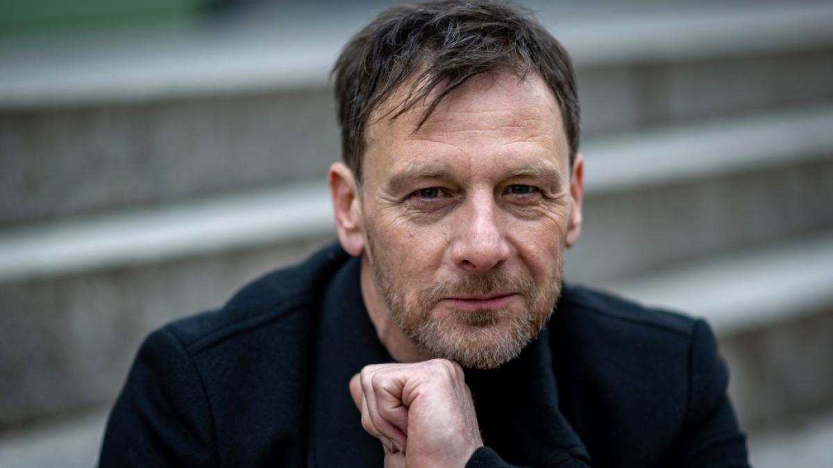 Schauspieler Hendrik Duryn bei einem Fototermin zu "D&uuml;nentod - Ein Nordsee-Krimi", in dem er den eigenwilligen Mordermittler Tjark Wolf spielt. (Foto)
