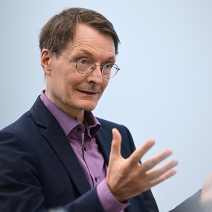 Karl Lauterbach will Rauchen im Auto verbieten