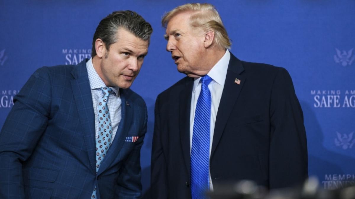 Donald Trump (rechts) k&ouml;nnte Pete Hegseth vor die T&uuml;r setzen. (Foto)