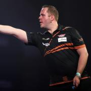Der Niederländer Dirk van Duijvenbode feiert 2021 seine Darts-WM-Premiere im Ally Pally - und lehrt seine Gegner als 