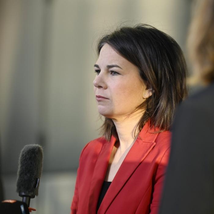 Schwierige Mission für Außenministerin! Twitter befürchtet nächsten Krieg