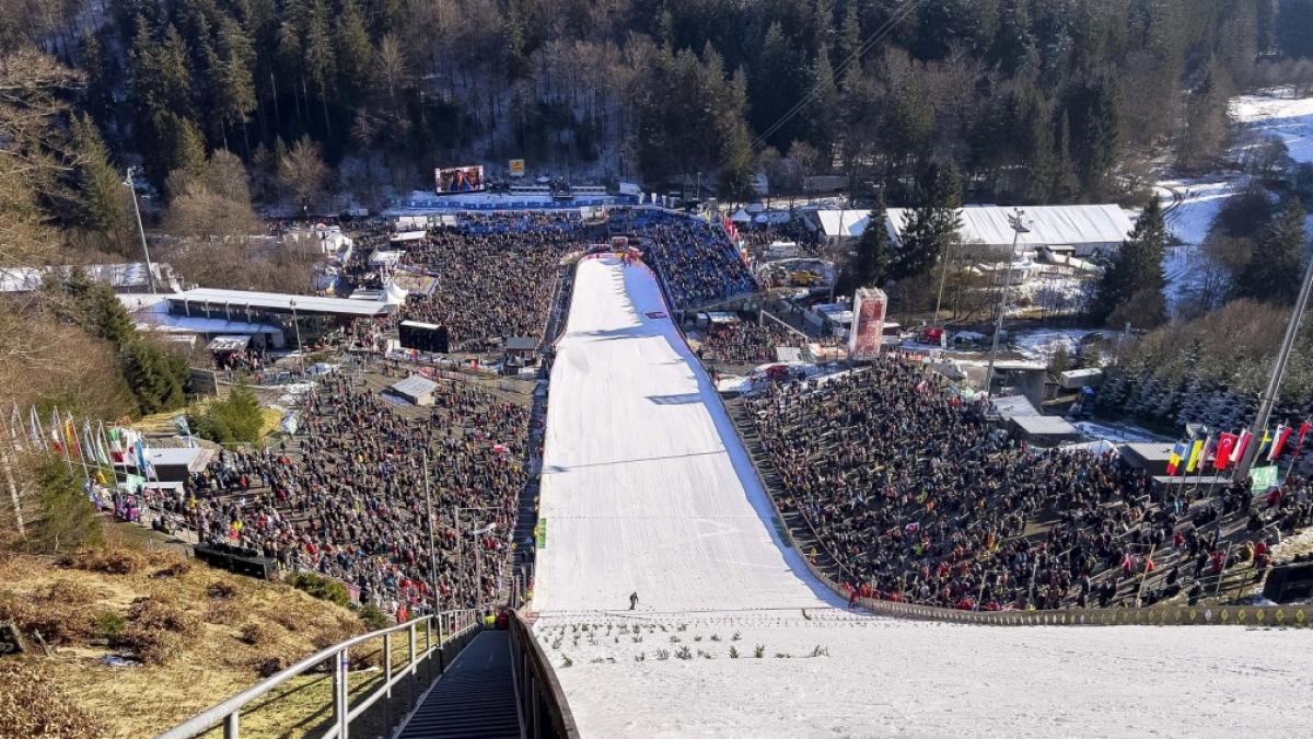 Die M&uuml;hlenkopfschanze in Willingen ist die gr&ouml;&szlig;te Skisprungschanze der Welt. Hier wird unter anderem der FIS Skisprung Weltcup ausgetragen. (Symbolbild). (Foto)
