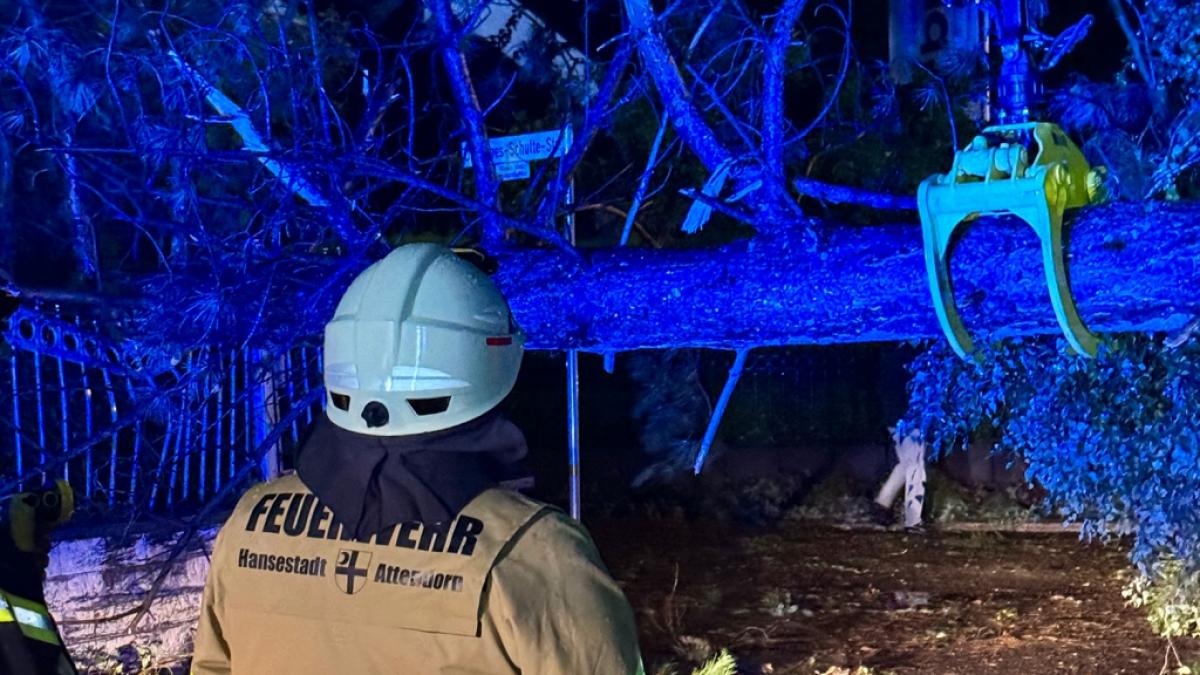 Die Feuerwehr Attendorn musste nach einem Unwetter zu mehr als 60 Eins&auml;tzen ausr&uuml;cken. (Foto)