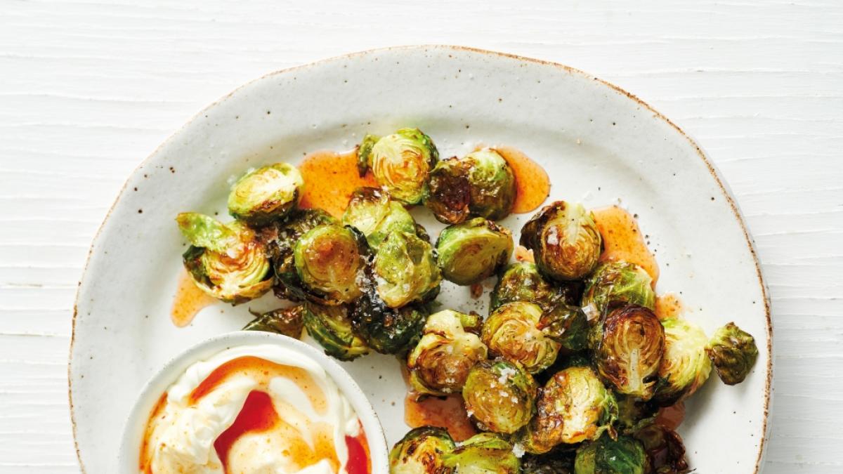 Sophia Young serviert in ihrem neuesten Kochbuch "Knusprigen Rosenkohl mit scharfer Honigsauce" aus dem Airfryer. (Foto)