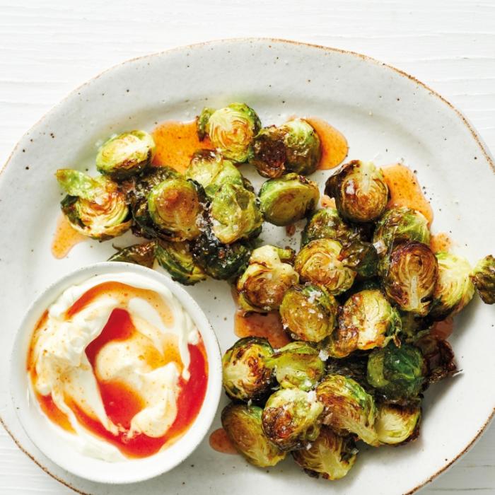 Knuspriger Rosenkohl mit scharfer Honigsauce