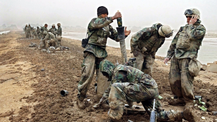 US-Marines am 26.3.2003 im Süden des Irak. US-Truppen stürzten im April 2004 das Regime von Saddam Hussein, das angeblich über Massenvernichtungswaffen verfügte.