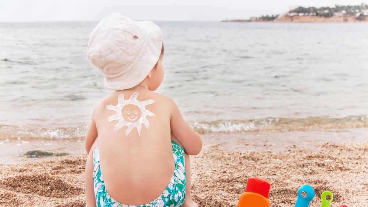 Die Stiftung Warentest untersuchte Sonnenschutzmittel f&uuml;r Kinder. (Symbolfoto) (Foto)