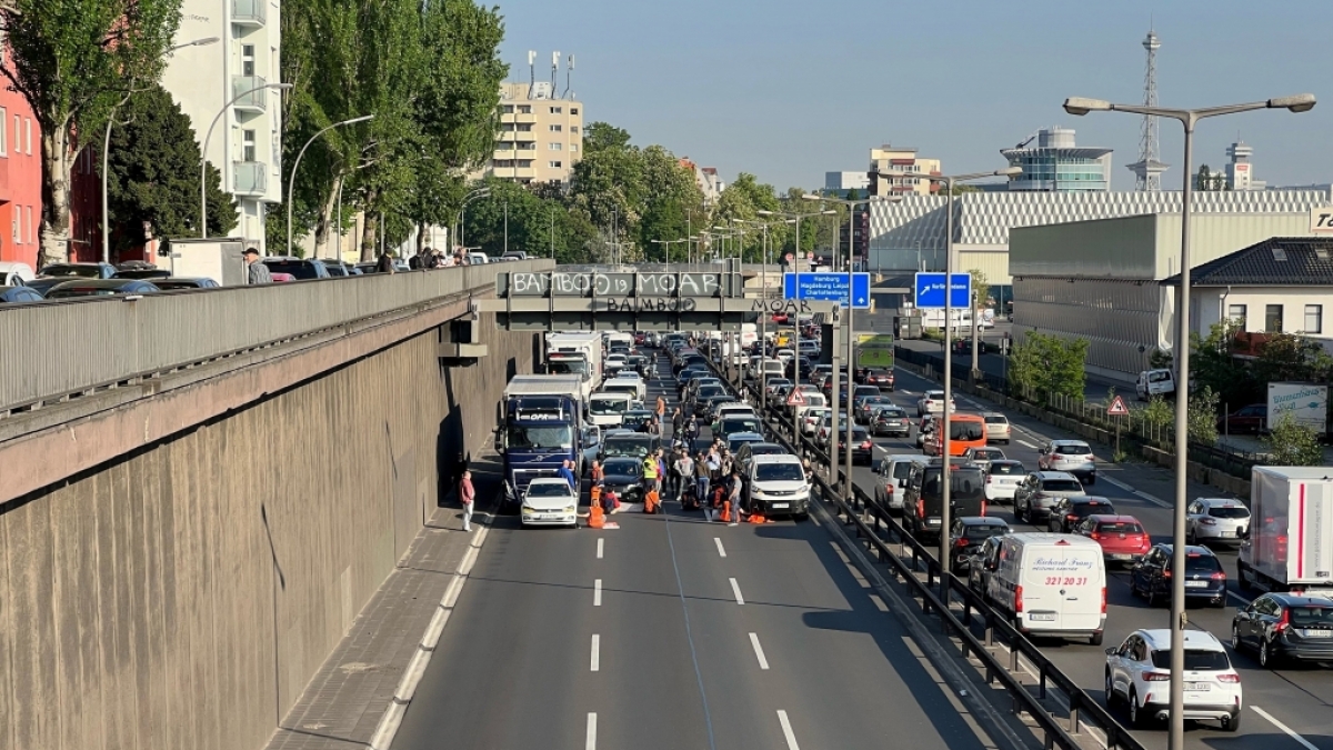 Aktivisten der Letzten Generation sorgten am Montag in Berlin f&uuml;r zahlreiche Staus. (Foto)