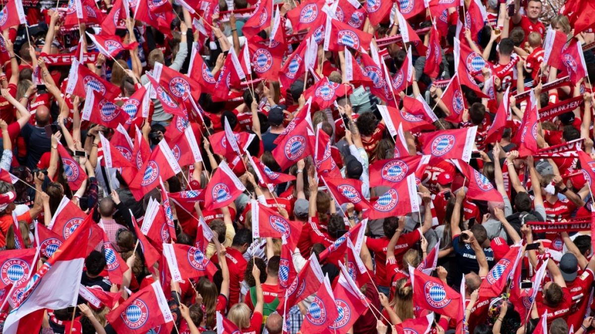 Die Fans des FC Bayern M&uuml;nchen zeigen ihrem Verein, wie sehr sie hinter ihm stehen. (Symbolbild) (Foto)