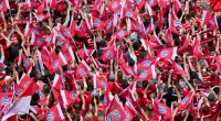 Die Fans des FC Bayern München zeigen ihrem Verein, wie sehr sie hinter ihm stehen. (Symbolbild)