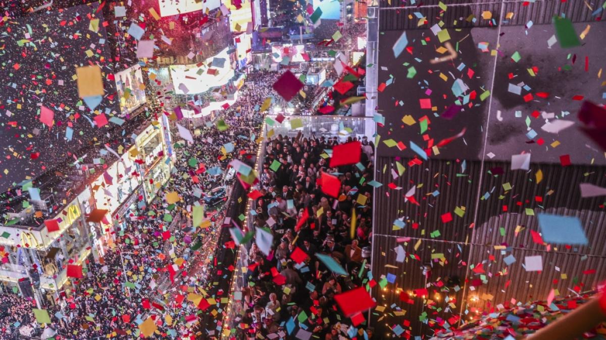 W&auml;hrend der Silvesterfeierlichkeiten auf dem Times Square in New York regnete Konfetti auf die Schaulustigen nieder. (Foto)