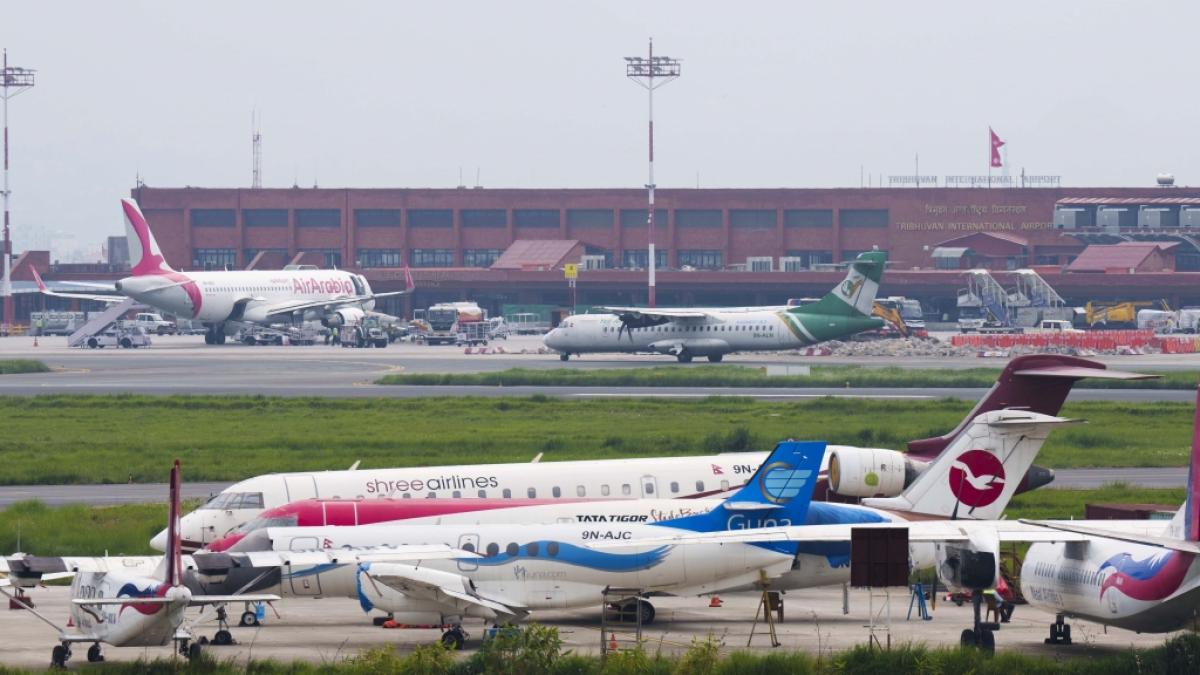 Ein Passagierflugzeug mit 22 Menschen an Bord ist in Nepal abgest&uuml;rzt. Rettungskr&auml;fte entdeckten das Wrack und bargen Todesopfer. (Foto)