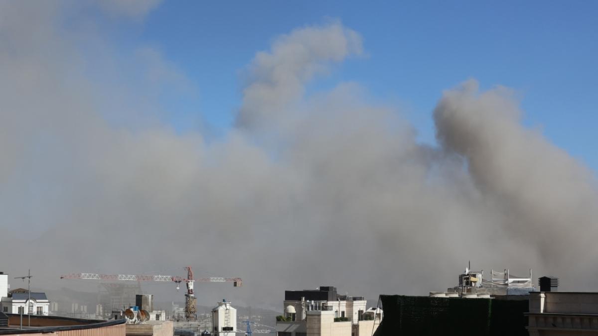 Rauch und Qualm steigen in der iranischen Hauptstadt Teheran nach einem israelischen Angriff in den Himmel auf (Symbolbild). (Foto)