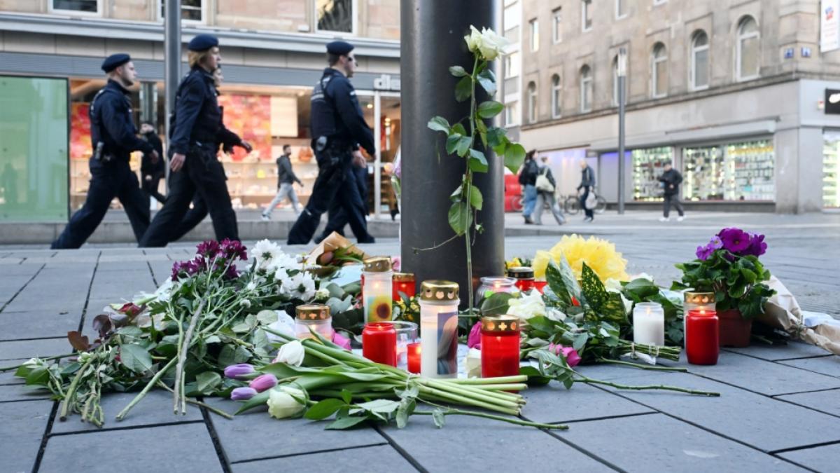 Nur wenige Tage nach der schrecklichen Tat in Mannheim legen Menschen Kerzen und Blumen an der Stelle nieder, wo ein Fahrer mit einem Auto in die Menschenmenge gerast war. (Foto)
