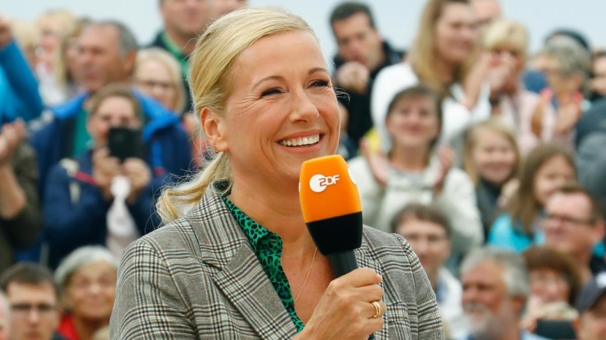 Andrea Kiewel freut sich auf eine neue "Fernsehgarten"-Ausgabe am Sonntag. (Foto)