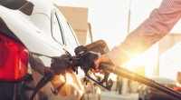 An einer Tankstelle in Hamburg-Langenhorn soll ein Unbekannter zwei Menschen mit Benzin übergossen und eine Frau entführt haben - die Polizei ermittelt.