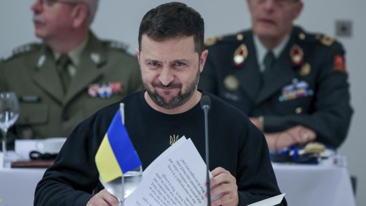 Wolodymyr Selenskyj erz&uuml;rnt das russische Au&szlig;enministerium mit einem Shirt. (Foto)