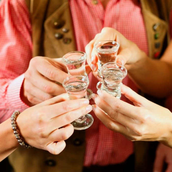 Hilft ein Schnaps tatsächlich bei der Verdauung?