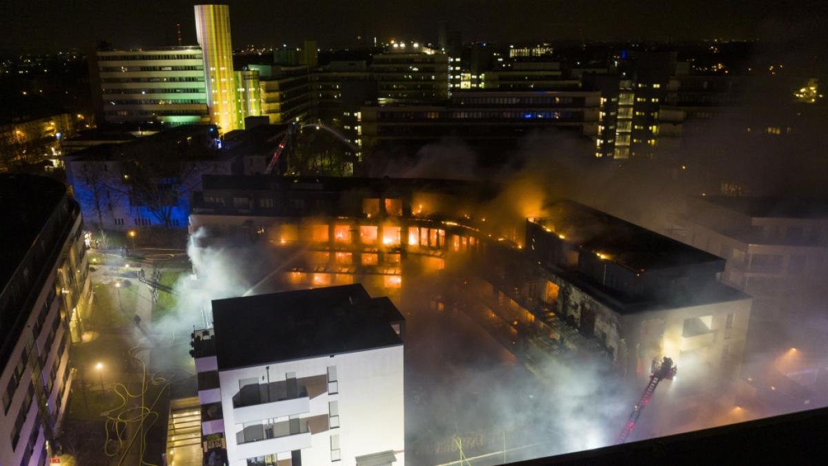 Im Essener Westviertel steht seit dem fr&uuml;hen Montagmorgen ein ganzer Wohnblock in Flammen. (Foto)