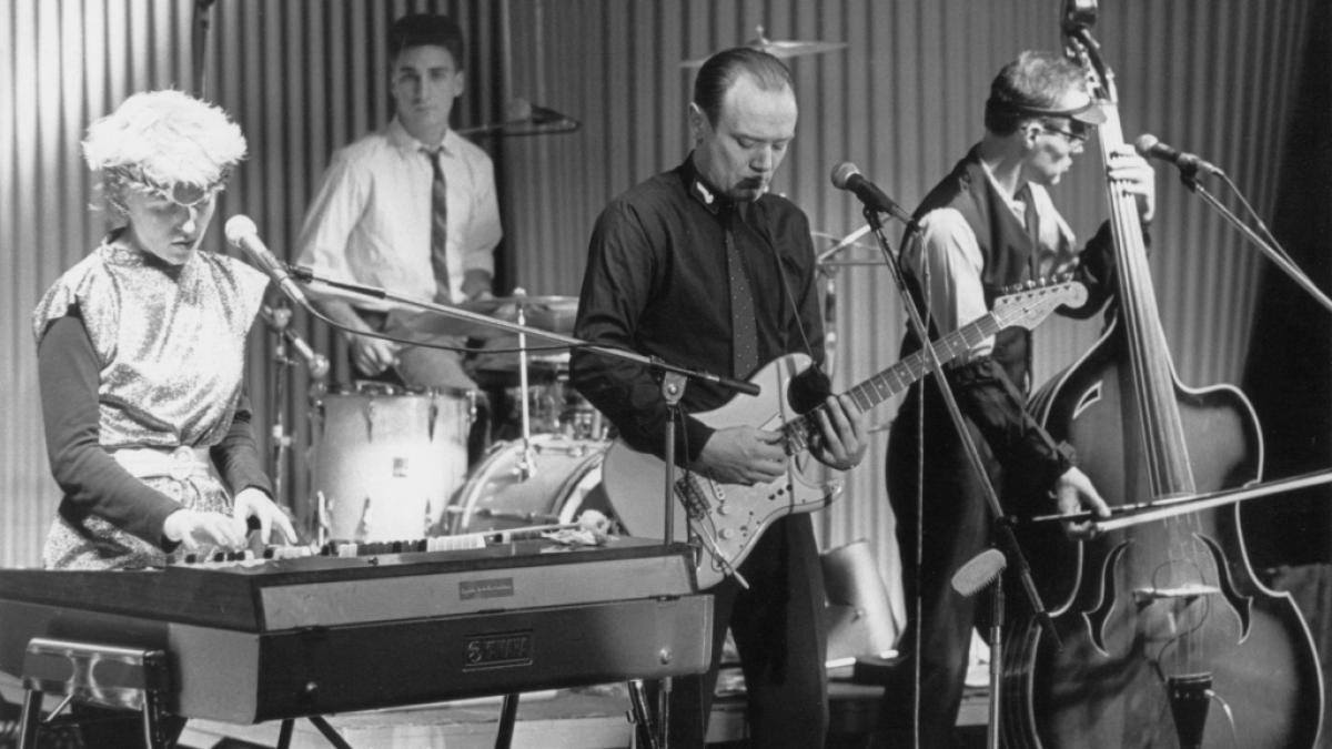 Bei der Band "Ideal" sa&szlig; Hans-Joachim "Hansi" Behrendt, hier mit Annette Humpe, Eff Jott Kr&uuml;ger und Ernst Deuker, am Schlagzeug - nun ist die NDW-Koryph&auml;e im Alter von 68 Jahren gestorben. (Foto)