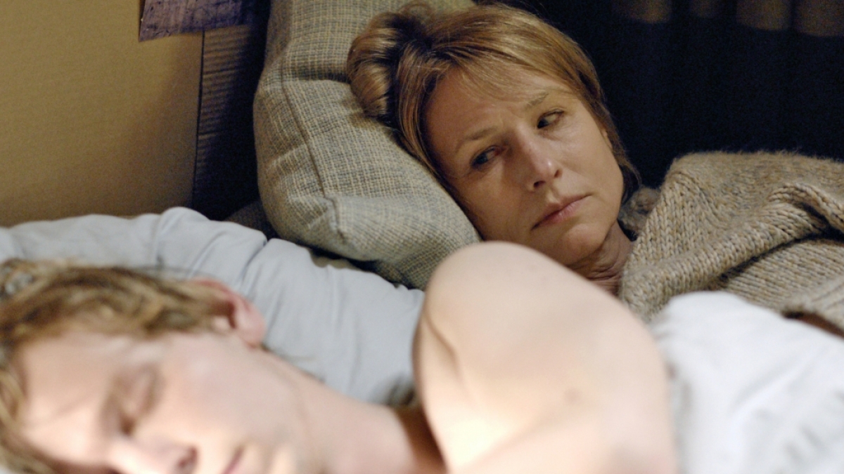Ben (Simon Jensen) entgleitet allm&auml;hlich Mutter Caro (Corinna Harfouch). (Foto)