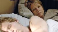 Ben (Simon Jensen) entgleitet allmählich Mutter Caro (Corinna Harfouch).