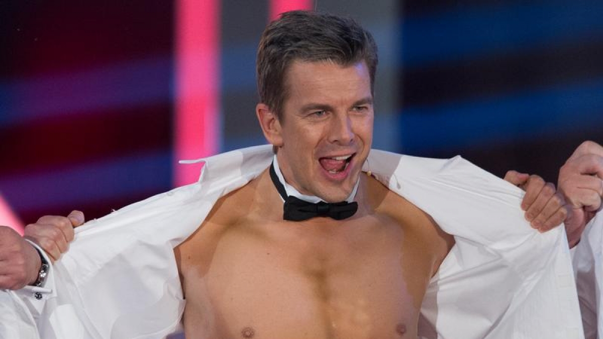 Nach Seriösität sieht das nicht aus: 2012 übernahm Markus Lanz die Moderation von «Wetten, dass..?» und macht sich für die Show auch gerne mal zum Affen, etwa als einer der Chippendales. (Foto)