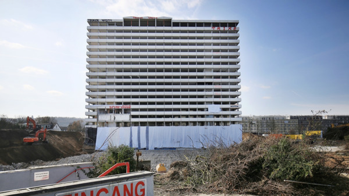 Am Sonntag ist das Bonn-Center kontrolliert gesprengt worden. (Foto)