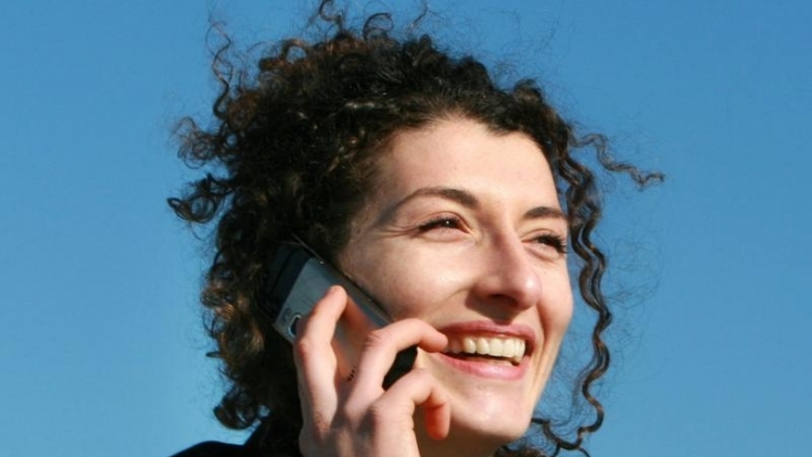 Das Handy sucht ständig den nächsten Sendemasten - dadurch ist es möglich, den Standort des Gerätes zu orten.