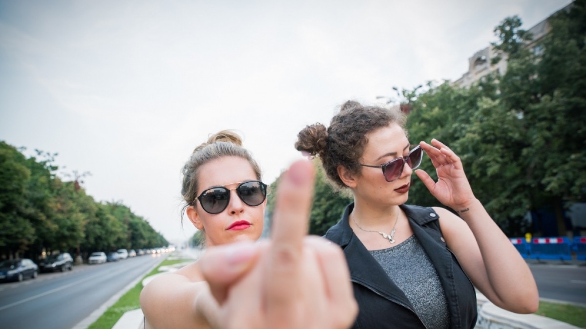 Für "Vendetta Lametta" reisen Ines Anioli und Leila Lowfire quer durch Europa und stellen sich gegenseitig den absurdesten Herausforderungen. (Foto)
