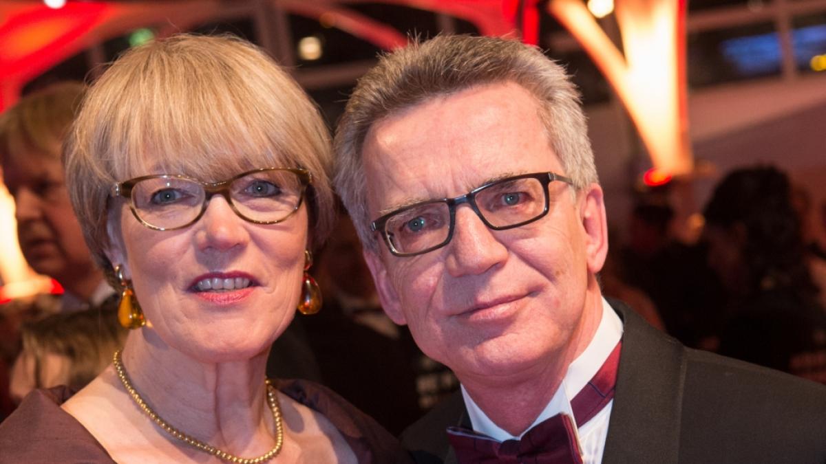 Thomas de Maizi&egrave;re mit seiner Frau Martina beim Ball des Sports 2016. (Foto)