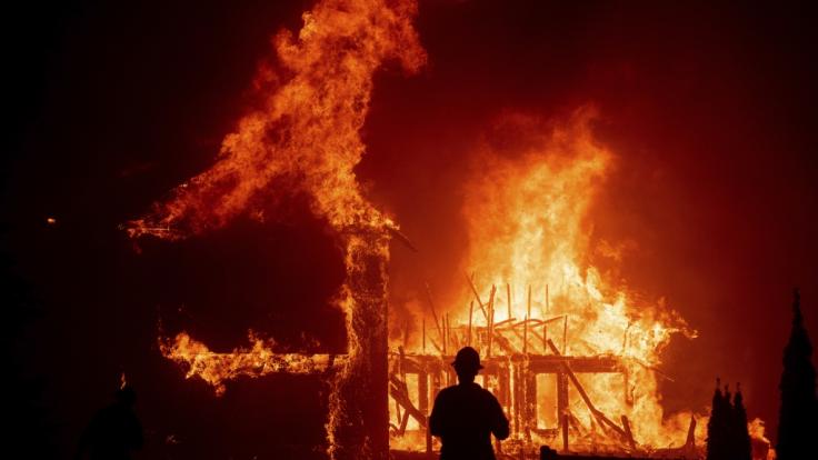 In Kalifornien sind Tausende Menschen vor einem Flammen-Inferno auf der Flucht.