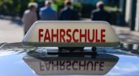Der Führerschein wird immer teurer - die Menge an Jugendlichen, die ihn alleine finanzieren können, hat sich mittlerweile halbiert.