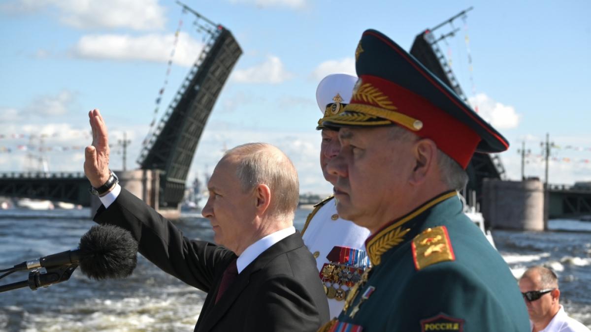 Wladimir Putin und Sergej Schoigu besichtigen&nbsp;Kriegsschiffe vor der gro&szlig;en Marineparade zum Tag der Marine in Russland. (Foto)
