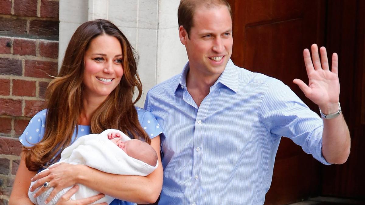 Kleiner Prinz, gro&szlig;er Auftritt: Am 23. Juli 2013 pr&auml;sentierten Prinzessin Kate und Prinz William ihren ersten Sohn der Welt&ouml;ffentlichkeit. Tags darauf wurde verk&uuml;ndet, dass der kleine Prinz den Namen George Alexander Louis tr&auml;gt. (Foto)