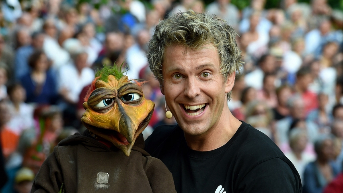 Mit seinem Bauchredner-Programm begeistert Sascha Grammel die Zuschauer. (Foto)