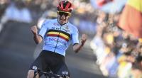 Der Belgier Remco Evenepoel jubelt nach seinem Sieg.