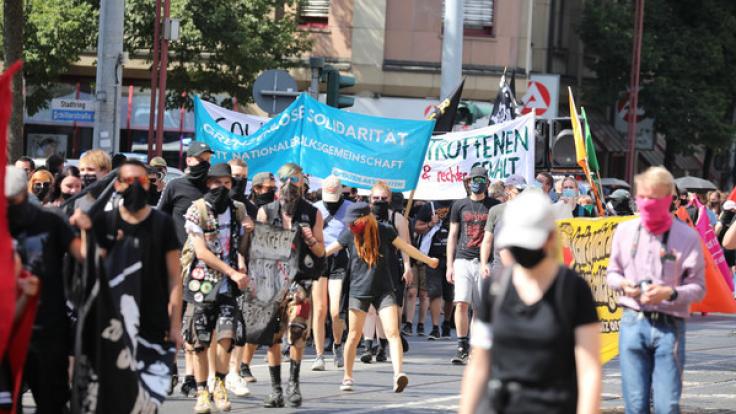 In Erfurt protestierten Hunderte gegen Rechtsextremismus und Übergriffe der rechten Szene.