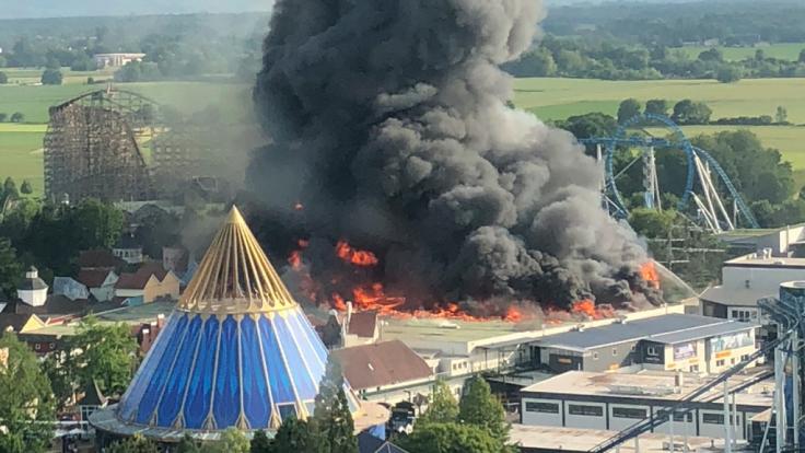 Eine schwarze Rauchsäule steigt über dem Europapark Rust auf.