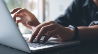 Ein Junge (5) soll auf einer Webseite zum Verkauf angeboten worden sein. (Symbolfoto)