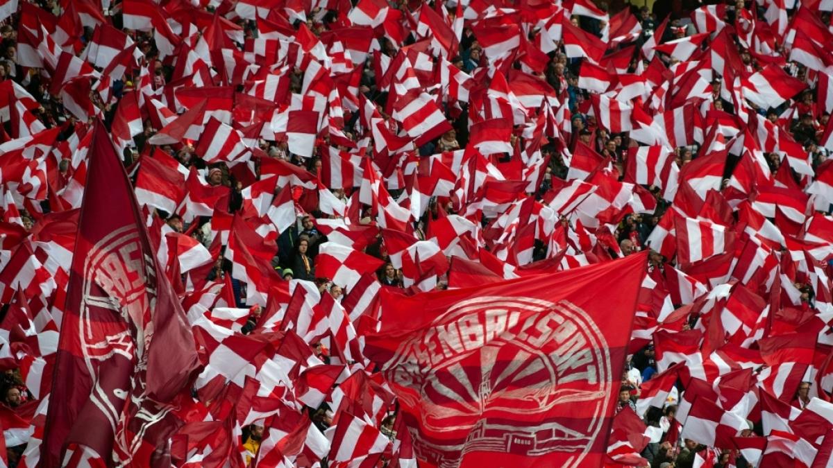 Mit den Fahnen feuern die Fans von RB Leipzig ihr Team an. (Symbolbild) (Foto)
